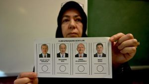 بالصور.-أتراك-يصوتون-بالانتخابات-الرئاسية-والبرلمانية