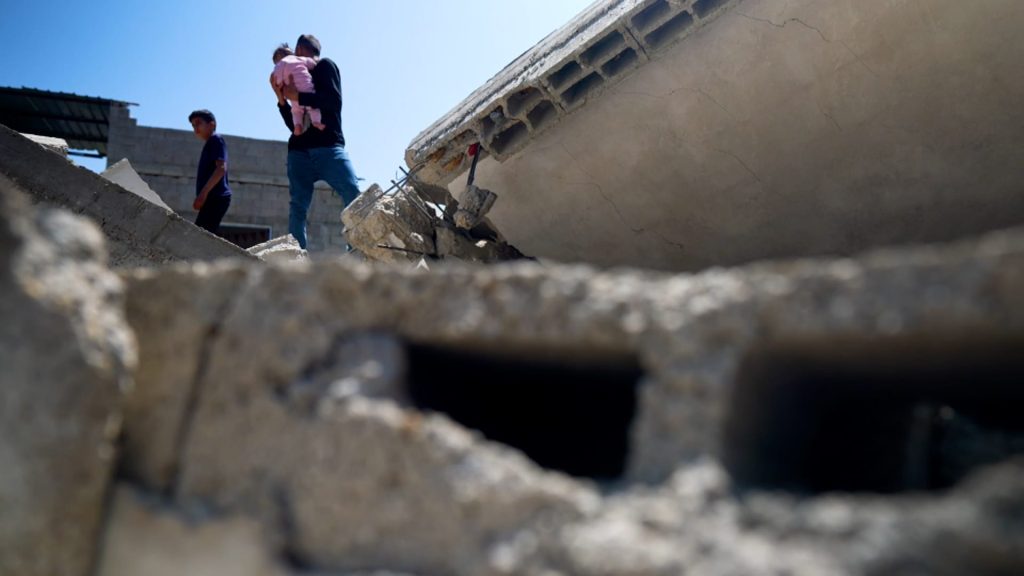 بعضهم-من-ذوي-الاحتياجات-الخاصة.-مراسل-cnn-يتحدث-إلى-سكان-مبنى-دمرته-غارة-إسرائيلية