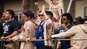 حافلة-برشلونة-تتجول-في-شوارع-المدينة-احتفالاً-بلقب-“لا-ليغا”.-وهُتافات-باسم-ميسي