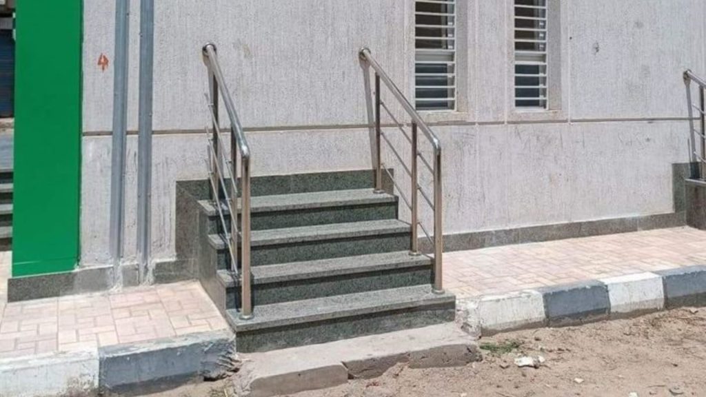 مصر.-رد-رسمي-على-صورة-أثارت-جدلا-لسلم-في-مكتب-بريد-“يصل-في-نهايته-إلى-حائط”