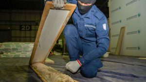 السعودية.-إحباط-محاولة-تهريب-مليون-حبة-من-الكبتاغون-“مُخبأة-في-ألواح-خشبية”