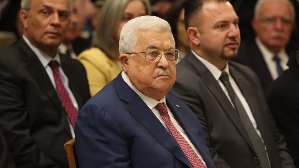 تفاعل-على-صور-لقاء-محمد-رمضان-ومحمود-عباس.-وهذا-ما-قاله-رئيس-السلطة-الفلسطينية-للممثل-المصري