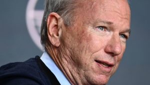 لماذا-دعا-رئيس-غوغل-السابق-وسائل-التواصل-إلى-وضع-قواعد-“أكثر-صرامة”-بشأن-الذكاء-الاصطناعي؟