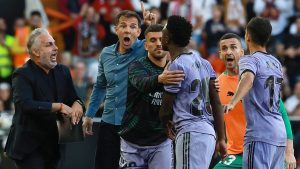 مشادة-على-تويتر-بين-فينيسوس-وخافيير-تيباس-بسبب-التعامل-مع-العنصرية.-واللاعب-البرازيلي:-صورة-بطولتك-مهزوزة