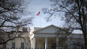 هل-اصطدم-سائق-شاحنة-بحاجز-قرب-البيت-الأبيض-عمدا؟-الخدمة-السرية-توضح