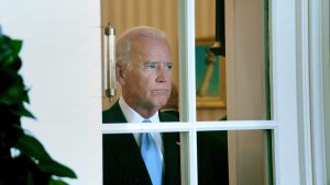 من-ضمنها-“تهديد-حياة-الرئيس”.-الكشف-عن-التهم-الموجهة-لسائق-شاحنة-اصطدمت-بحاجز-أمني-قرب-البيت-الأبيض