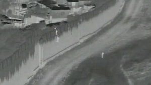 لحظات-مفجعة.-كاميرا-ترصد-شخصًا-يُسقط-طفلًا-من-حاجز-مرتفع-على-حدود-أمريكا