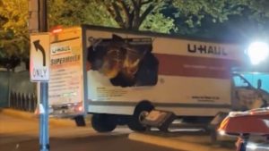 سائقها-اُعتقل-على-الفور.-شاهد-لحظة-صدم-شاحنة-لحاجز-أمني-قرب-البيت-الأبيض