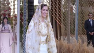 كتابات-ورسوم-على-فستان-السعودية-رجوة-آل-سيف-بحفل-الحناء-بالأردن-يثير-تفاعلا.-اليكم-ما-قاله-مغردون