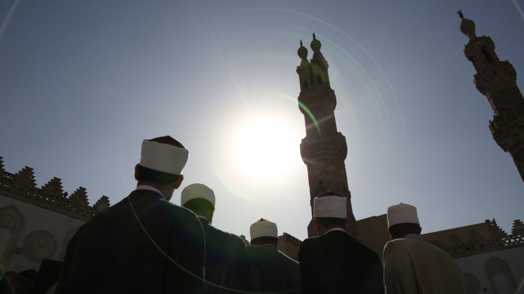 مصر-انقسام-حول-قرار”الصلاة-على-النبي”-دعوات-بالمقاطعة.-وأزهريون-يردون