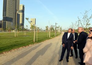رئيس الوزراء يتفقد الحدائق المركزية "النهر الأخضر" بالعاصمة الإدارية الجديدة