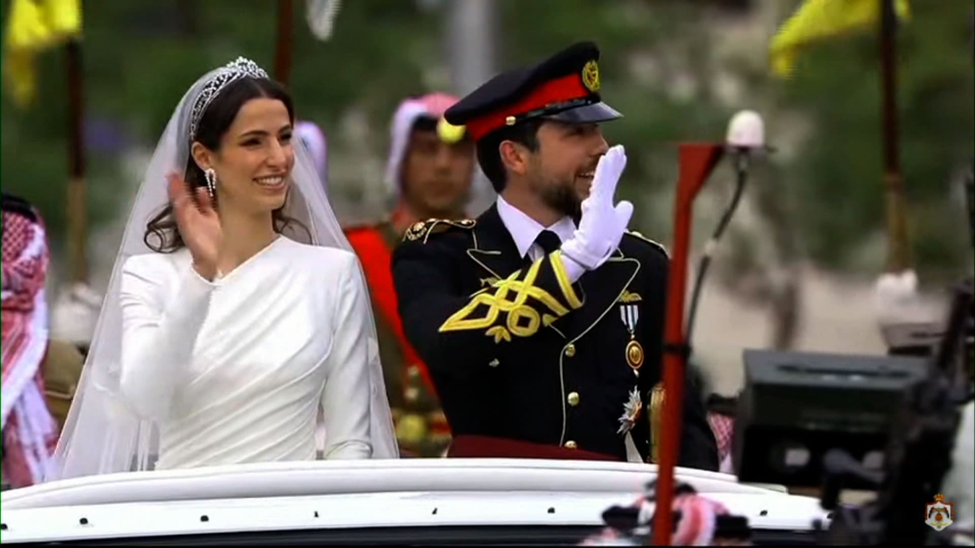 شاهد-انطلاق-الأمير-الحسين-والأميرة-رجوة-في-“الموكب-الأحمر”-من-قصر-زهران-إلى-قصر-الحسينية