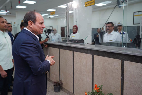 الرئيس السيسى يتفقد مجمع الخدمات التكنولوجية فى الأبعادية بالبحيرة