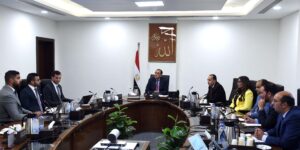 رئيس الوزراء يلتقي مسئولي شركة "انطلاق"