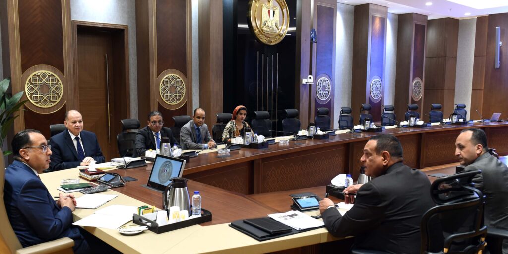 رئيس الوزراء يتابع مع محافظ أسيوط