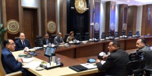 رئيس الوزراء يتابع مع محافظ أسيوط