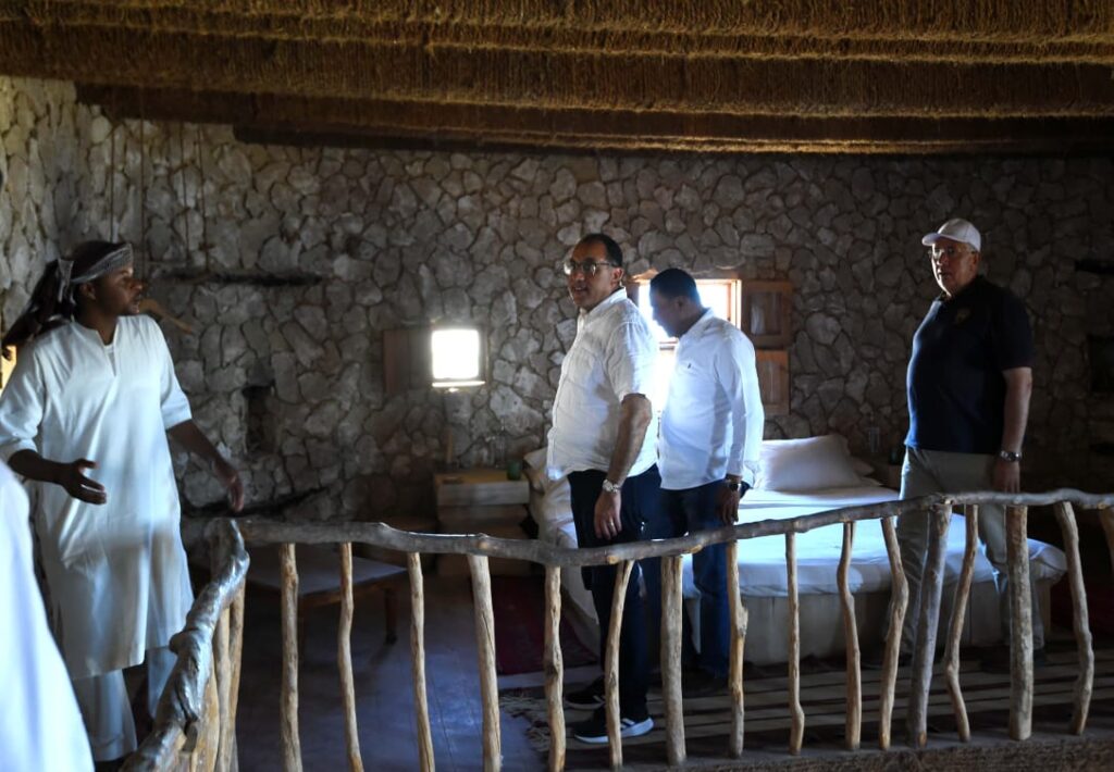 رئيس الوزراء يتفقد أحد المنتجعات السياحية البيئية الشهيرة بالواحة