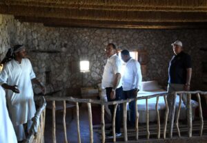 رئيس الوزراء يتفقد أحد المنتجعات السياحية البيئية الشهيرة بالواحة