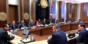 رئيس الوزراء يلتقي مسئولي شركة "أباتشي" الأمريكية