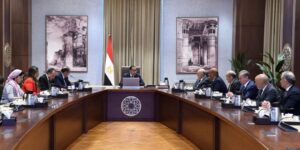 رئيس الوزراء خلال اجتماعه مع أعضاء غرفة الصناعات المعدنية: