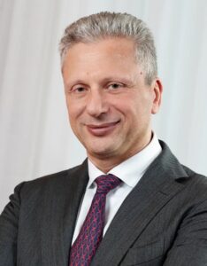 أيمن عزت، المدير والرئيس التنفيذي لشركة كابجيميني Capgemini