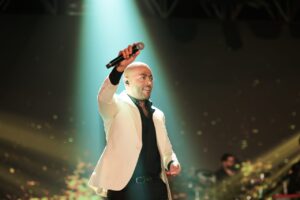 المطرب تامر عاشور خلال إحتفالية «المصرية جروب»