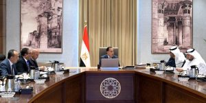 رئيس الوزراء يلتقي وزيري الصناعة والاستثمار الإماراتيين