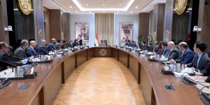 رئيس الوزراء يلتقي أعضاء اللجنة الاستشارية