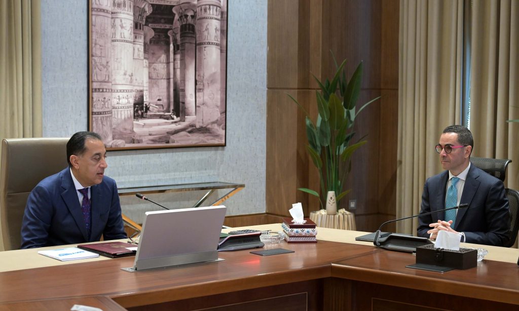 رئيس الوزراء يتابع مع وزير الاستثمار
