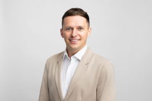 جوش جيلبرت، محلل السوق في إيتورو