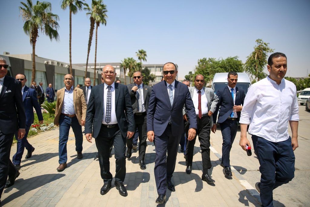 وزير قطاع الأعمال العام في زيارة ميدانية لشركة النصر للسيارات