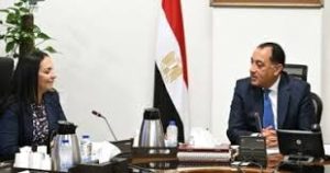 رئيس الوزراء يُتابع مع وزيرة التضامن الاجتماعي